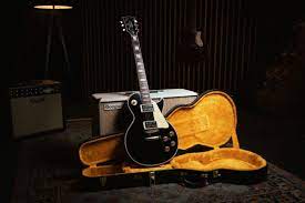 Noel Gallagher e Gibson vendem 20 guitarras Les Paul Custom autografadas de 78 para caridade / Noel Gallagher and Gibson selling 20 signed ’78 Les Paul Custom guitars for charity