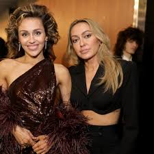 Brandi Cyrus é uma irmã mais velha orgulhosa depois que Miley Cyrus lançou uma música com seu ídolo Beyoncé / Brandi Cyrus is a proud big sister after Miley Cyrus released a song with her idol Beyonce