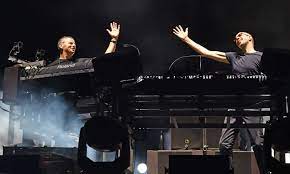 Chemical Brothers encerra turnê com show espetacular do Teenage Cancer Trust / Chemical Brothers end tour with spectacular Teenage Cancer Trust show