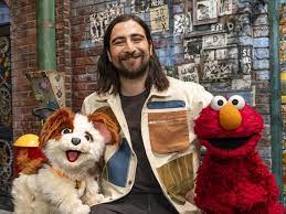 Noah Kahan traz 'Stick Season' para Vila Sésamo / Noah Kahan brings 'Stick Season' to Sesame Street