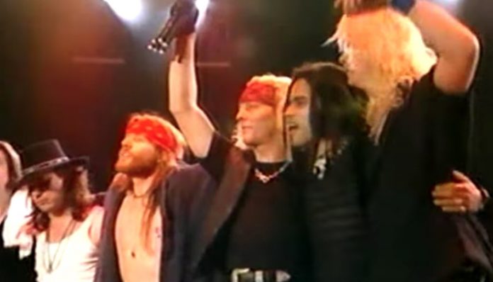 ​Ícone do Guns N ’Roses faz sucesso no Nirvana