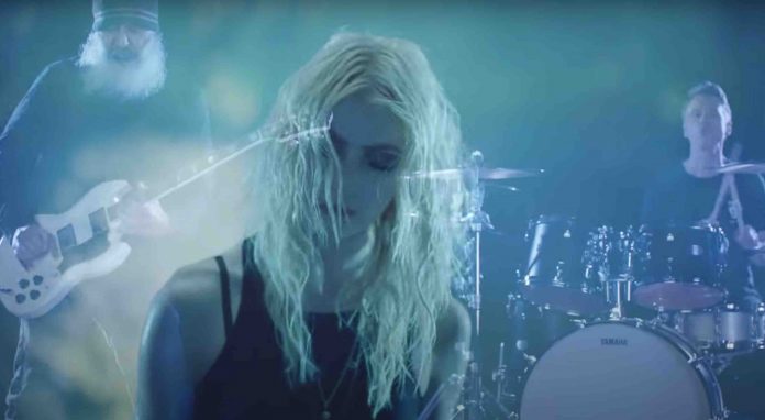 Taylor Momsen lança videoclipe com Soundgarden